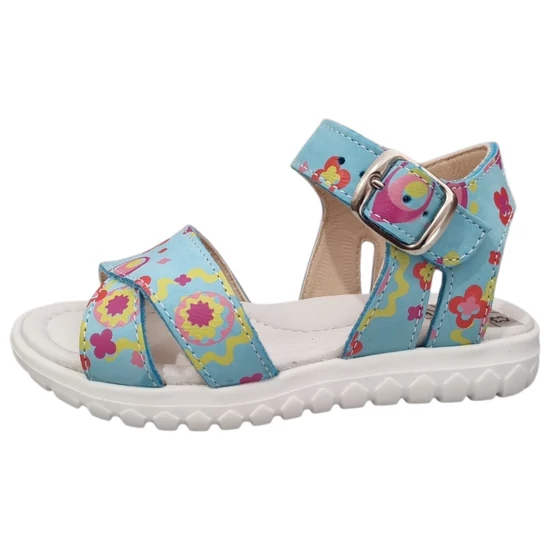 Világoskék alapszínű, színes virágmintás Asso kislány szandál nyitott sarokkal, fehér talppal és csattal