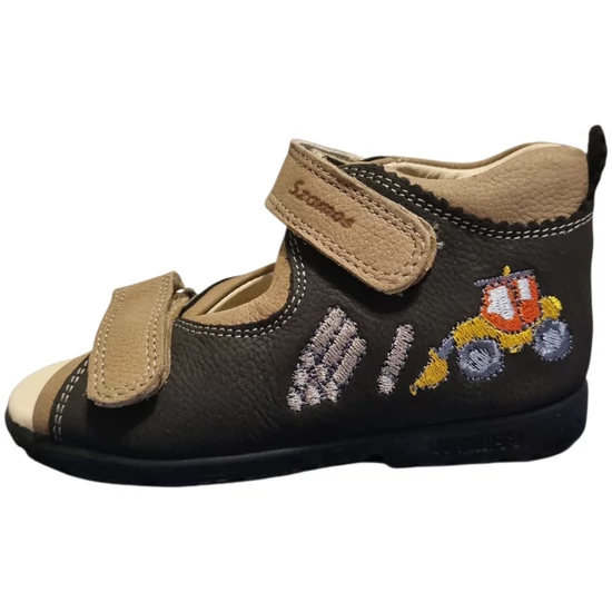 Sötétbarna Szamos supinált kisfiú szandál hímzett munkagéppel és két tépőzáras pánttal